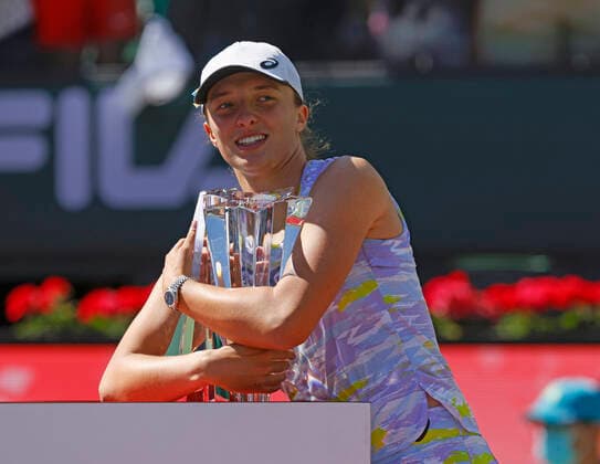 March 20, 2022 Iga Swiatek of Poland poses with the winner s trophy after defeating Maria Sakkari of Greece in the women s singles finals of the 2022 BNP Paribas Open at Indian Wells Tennis Garden in Indian Wells, California. Indian Wells United States of America - ZUMAc04_ 20220320_zaf_c04_076 Copyright: xCharlesxBausx