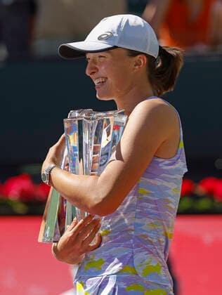 March 20, 2022 Iga Swiatek of Poland poses with the winner s trophy after defeating Maria Sakkari of Greece in the women s singles finals of the 2022 BNP Paribas Open at Indian Wells Tennis Garden in Indian Wells, California. Indian Wells United States of America - ZUMAc04_ 20220320_zaf_c04_081 Copyright: xCharlesxBausx