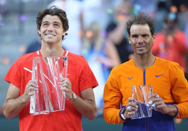 Bilder des Jahres 2022, Sport 03 März Sport Themen der Woche KW11 Sport Bilder des Tages American Taylor Fritz (L) and Rafael Nadal of Spain hold their trophies after their men s final match at the BNP Paribas Open in Indian Wells, California on Sunday, March 20, 2022. Fritz defeated Nadel 6-3, 7-6 (5) to win the championship and his first ATP, Tennis Herren Masters 1000 tournament.  IDW20220320060 DAVIDxSILPA