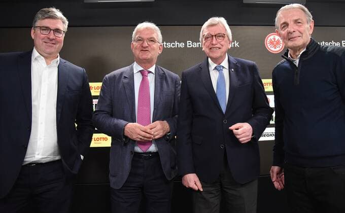 Sport Bilder des Tages 21.03.2022 Frankfurt am Main, Deutsche Bank Park Fussball, 1. Bundesliga, Saison 2021 2022 Pressekonferenz Eintracht Frankfurt in der Region Axel Hellmann, Vorstandssprecher Eintracht Frankfurt Fußball AG Dr. Heinz-Georg Sundermann, Geschäftsführer LOTTO Hessen Volker Bouffier, Hessischer Ministerpräsident und Schirmherr von Eintracht in der Region Karl-Heinz Körbel, Leiter Traditionsmannschaft und Fußballschule bei Eintracht Frankfurt emspor, DFL regulations prohibit any use of photographs as image sequences and or quasi-video