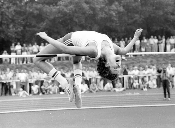 Leichtathletik Abendsportfest in Rhede 07.08.1981 Ulrike Meyfarth in Aktion bei ihrem Deutschen Rekord über 1,96 m im Hochsprung *** Athletics Evening Sports Festival in Rhede 07 08 1981 Ulrike Meyfarth in action at her German record over 1.96 m in high jump HM