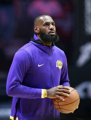 Basketball, NBA, Cleveland Cavaliers - Los Angeles Lakers Los Angeles Lakers LeBron James (6) warms up for the Lakers game against the Cleveland Cavaliers at Rocket Mortgage FieldHouse in Cleveland, Ohio on Monday, March 21, 2022.  CLE20220321103 AARONxJOSEFCZYK