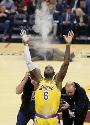 Basketball, NBA, Cleveland Cavaliers - Los Angeles Lakers Los Angeles Lakers LeBron James (6) tosses chalk during his pre game ritual against the Cleveland Cavaliers at Rocket Mortgage FieldHouse in Cleveland, Ohio on Monday, March 21, 2022.  CLE20220321104 AARONxJOSEFCZYK