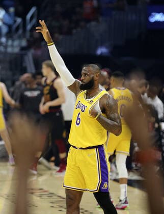 Basketball, NBA, Cleveland Cavaliers - Los Angeles Lakers Los Angeles Lakers LeBron James (6) acknowledges the Cleveland Cavaliers fans at Rocket Mortgage FieldHouse in Cleveland, Ohio on Monday, March 21, 2022.  CLE20220321105 AARONxJOSEFCZYK