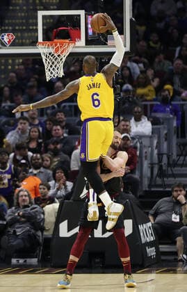 Basketball, NBA, Cleveland Cavaliers - Los Angeles Lakers Los Angeles Lakers LeBron James (6) dunks over Cleveland Cavaliers Kevin Love (0) at Rocket Mortgage FieldHouse in Cleveland, Ohio on Monday, March 21, 2022.  CLE20220321106 AARONxJOSEFCZYK