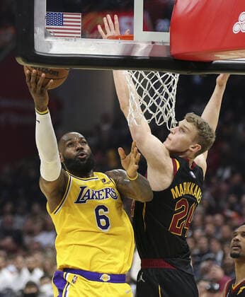 Basketball, NBA, Cleveland Cavaliers - Los Angeles Lakers Los Angeles Lakers LeBron James (6) scores past Cleveland Cavaliers Lauri Markkanen (24) at Rocket Mortgage FieldHouse in Cleveland, Ohio on Monday, March 21, 2022.  CLE20220321108 AARONxJOSEFCZYK