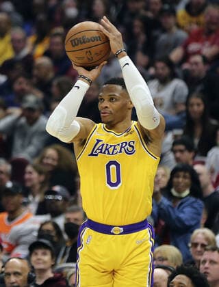 Basketball, NBA, Cleveland Cavaliers - Los Angeles Lakers Los Angeles Lakers Russell Westbrook (0) shoots a three against the Cleveland Cavaliers at Rocket Mortgage FieldHouse in Cleveland, Ohio on Monday, March 21, 2022.  CLE20220321109 AARONxJOSEFCZYK