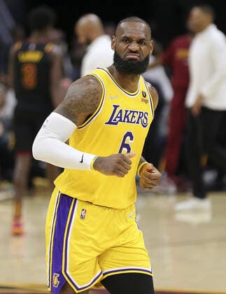 Basketball, NBA, Cleveland Cavaliers - Los Angeles Lakers Los Angeles Lakers LeBron James (6) reacts after scoring against the Cleveland Cavaliers at Rocket Mortgage FieldHouse in Cleveland, Ohio on Monday, March 21, 2022.  CLE20220321111 AARONxJOSEFCZYK