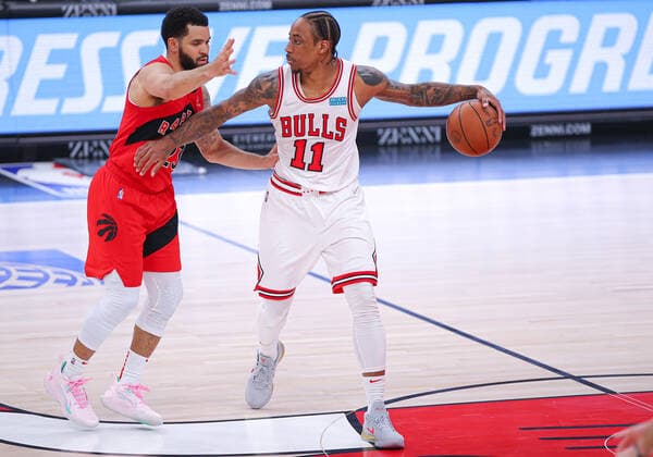 CHICAGO, IL - MARCH 21: Toronto Raptors guard Fred VanVleet (23) guards Chicago Bulls forward DeMar DeRozan (11) during a NBA, Basketball Herren, USA game between the Toronto Raptors and the Chicago Bulls on March 21, 2022 at the United Center in Chicago, IL. (Photo by Melissa Tamez Icon Sportswire) NBA: MAR 21 Raptors at Bulls Icon22032126