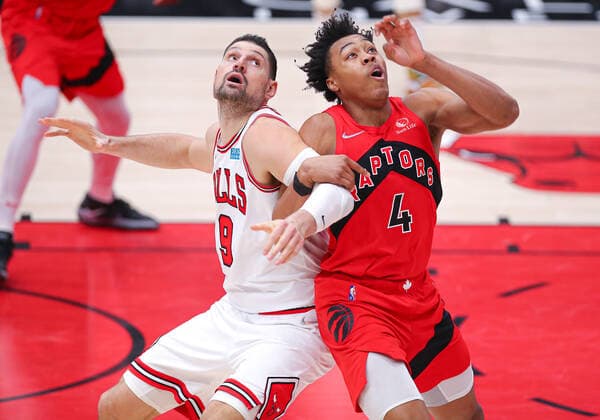 CHICAGO, IL - MARCH 21: Chicago Bulls center Nikola Vucevic (9) and Toronto Raptors forward Scottie Barnes (4) battle for position during a NBA, Basketball Herren, USA game between the Toronto Raptors and the Chicago Bulls on March 21, 2022 at the United Center in Chicago, IL. (Photo by Melissa Tamez Icon Sportswire) NBA: MAR 21 Raptors at Bulls Icon22032127