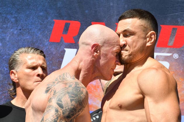 Bilder des Jahres 2022, Sport 03 März Sport Themen der Woche KW12 Sport Bilder des Tages BOXING WILLIAMS HALL WEIGH IN, Sonny Bill Willams (right) and Barry Hall (left) clash during the weigh-in ahead of their Turf War bout, Sydney, Tuesday, March 22, 2022. ( NO ARCHIVING, EDITORIAL USE ONLY, NO USE IN BOOKS WITHOUT CONSENT SYDNEY NSW AUSTRALIA  Copyright: xDEANxLEWINSx 0153241096st