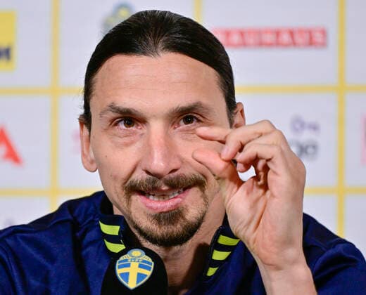 Sport Themen der Woche KW12 Sport Bilder des Tages Sweden s forward Zlatan Ibrahimovic gestures during a news conference at Friends Arena in Stockholm, Sweden, on March 22, 2022. Sweden will face Czech Republic in a FIFA World Cup, WM, Weltmeisterschaft, Fussball Qatar 2022 play-off qualifying soccer match on 24 March 2022. STOCKHOLM SWEDEN SOCCER x10030x *** Sweden s forward Zlatan Ibrahimovic gestures during a news conference at Friends Arena in Stockholm, Sweden, on March 22, 2022 Sweden will face Czech Republic in a FIFA World Cup Qatar 2022 play off qualifying soccer match on 24 March 2022 STOCKHOLM SWEDEN SOCCER x10030x,  Copyright: xJonasxEkstromer TTx SWEDEN FIFA WORLD CUP 2022 PLAY-OFF