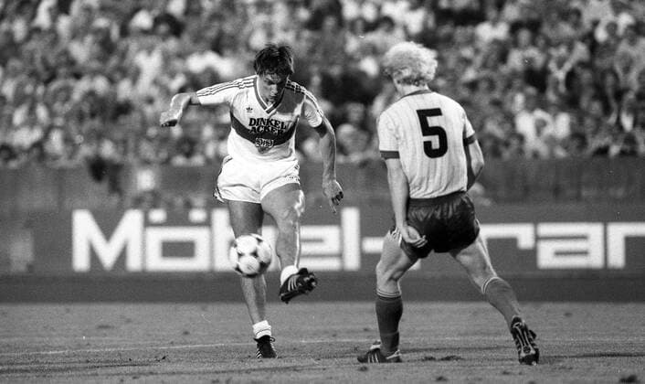 28.08.84 VfB Stuttgart - Eintracht Braunschweig Deutschland, Stuttgart, 28.08.1984, Fussball, Bundesliga, VfB Stuttgart - Eintracht Braunschweig (6:1): Asgeir Sigurvinsson (VfB Stuttgart). *** 28 08 84 VfB Stuttgart Eintracht Braunschweig Germany, Stuttgart, 28 08 1984, Football, Bundesliga, VfB Stuttgart Eintracht Braunschweig 6 1 Asgeir Sigurvinsson VfB Stuttgart