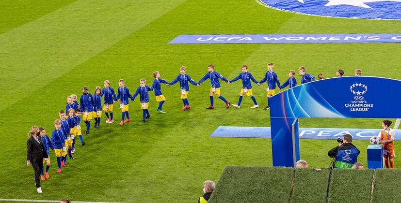 Sport Themen der Woche KW12 Die Ballkinder setzen in den Farben blau und gelb der Ukraine ein Zeichen gegen den Krieg respektive fuer den Frieden. FC Bayern Muenchen Frauen vs. Paris Saint-Germain, Fussball Champions League Frauen, Viertelfinale Hinspiel, Saison 2021 2022, 22.03.2022. FC Bayern Muenchen Frauen vs. Paris Saint-Germain, Fussball Champions League Frauen, Viertelfinale Hinspiel, Saison 2021 2022, 22.03.2022 Muenchen *** The ball children set a sign in the colors blue and yellow of Ukraine against the war and for peace respectively FC Bayern Muenchen Women vs Paris Saint Germain, Football Champions League Women, Quarterfinal First Leg, Season 2021 2022, 22 03 2022 FC Bayern Muenchen Women vs Paris Saint Germain, Football Champions League Women, Quarterfinal First Leg, Season 2021 2022, 22 03 2022 Muenchen Copyright: xEibnerxPressefotox xHeikexFeinerx EP_HFR