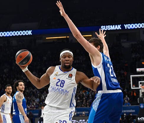 Tibor Pleiss (21) of Anadolu Efes Istanbul and Guerschon Yabusele (28) of Real Madrid in action during the Turkish Airlines EuroLeague Regular Season match between Anadolu Efes Istanbul and Real Madrid at Sinan Erdem Dome in Istanbul, Turkey , on March 22, 2022. ( Photo Seskimphoto ) 