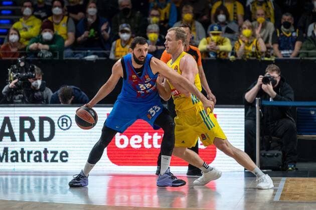 Basketball Berlin 22.03.2022 Saison 2021 2022 Euroleague Regular Season Alba Berlin - FC Barcelona, Barca Nikola Mirotic (Barcelona, No.33) Luke Sikma (Alba Berlin, No.43)