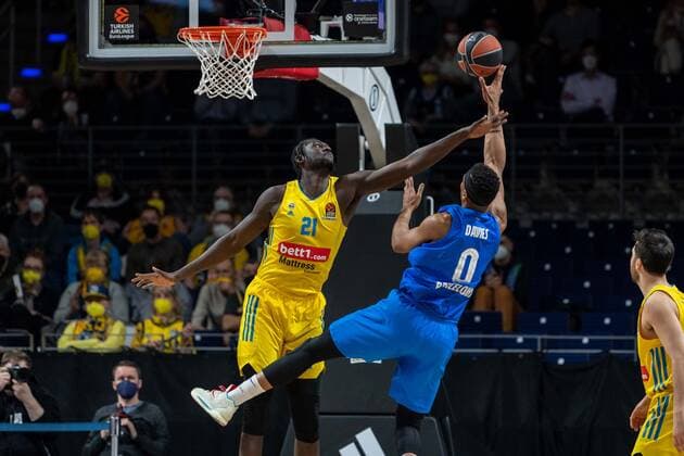 Basketball Berlin 22.03.2022 Saison 2021 2022 Euroleague Regular Season Alba Berlin - FC Barcelona, Barca Brandon Davies (Barcelona, No.00) Christ Koumadje (Alba Berlin, No.21)