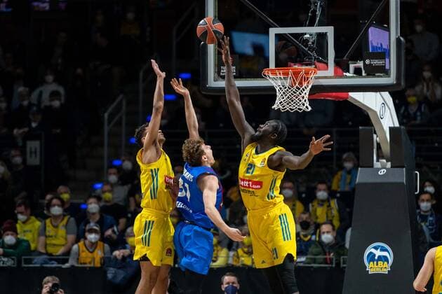 Basketball Berlin 22.03.2022 Saison 2021 2022 Euroleague Regular Season Alba Berlin - FC Barcelona, Barca Christ Koumadje (Alba Berlin, No.21) Block Rokas Jokubaitis (Barcelona, No.31) Oscar Da Silva (Alba Berlin, No.01) li.