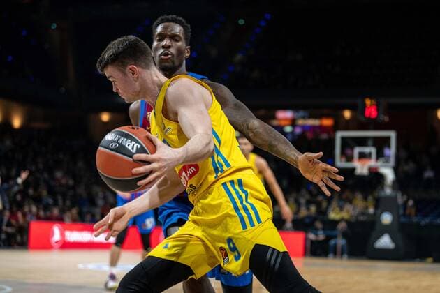 Basketball Berlin 22.03.2022 Saison 2021 2022 Euroleague Regular Season Alba Berlin - FC Barcelona, Barca Jonas Mattisseck (Alba Berlin, No.09) Brandon Davies (Barcelona, No.00)