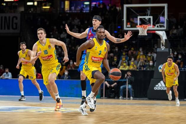 Basketball Berlin 22.03.2022 Saison 2021 2022 Euroleague Regular Season Alba Berlin - FC Barcelona, Barca Jaleen Smith (Alba Berlin, No.03) Kyle Kuric (Barcelona, No.24)