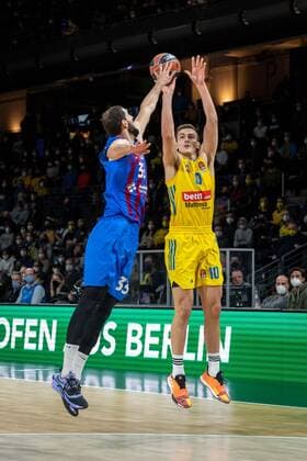 Basketball Berlin 22.03.2022 Saison 2021 2022 Euroleague Regular Season Alba Berlin - FC Barcelona, Barca Tim Schneider (Alba Berlin, No.10) Nikola Mirotic (Barcelona, No.33)