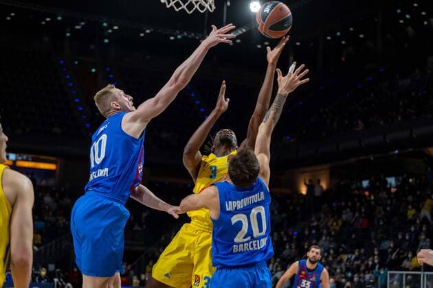 Basketball Berlin 22.03.2022 Saison 2021 2022 Euroleague Regular Season Alba Berlin - FC Barcelona, Barca Jaleen Smith (Alba Berlin, No.03) Nicolas Laprovittola (Barcelona, No.20) Rolands Smits (Barcelona, No.10)