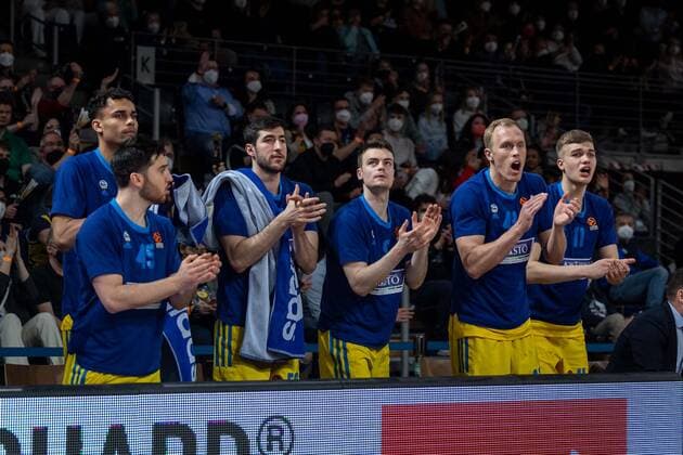 Basketball Berlin 22.03.2022 Saison 2021 2022 Euroleague Regular Season Alba Berlin - FC Barcelona, Barca Jubel Alba Tamir Blatt (Alba Berlin, No.45) Oscar Da Silva (Alba Berlin, No.01) Javel Zoosman (Alba Berlin, No.50) Jonas Mattisseck (Alba Berlin, No.09) Luke Sikma (Alba Berlin, No.43) Rikus Schulte (Alba Berlin, No.11) vlnr.