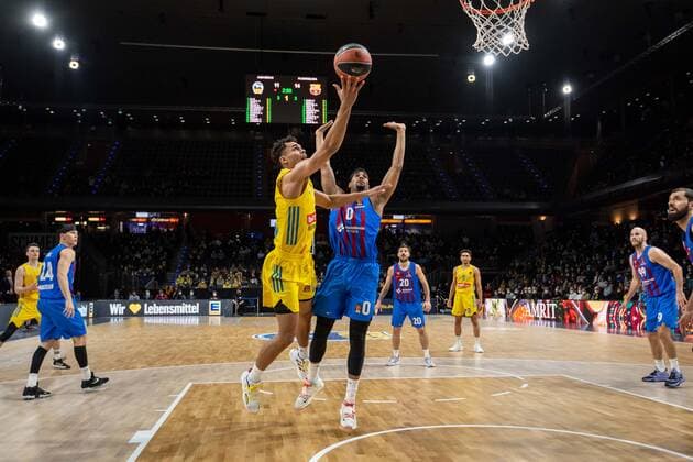 Basketball Berlin 22.03.2022 Saison 2021 2022 Euroleague Regular Season Alba Berlin - FC Barcelona, Barca Oscar Da Silva (Alba Berlin, No.01) Brandon Davies (Barcelona, No.00)
