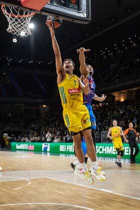 Basketball Berlin 22.03.2022 Saison 2021 2022 Euroleague Regular Season Alba Berlin - FC Barcelona, Barca Oscar Da Silva (Alba Berlin, No.01) Brandon Davies (Barcelona, No.00)