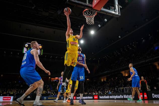 Basketball Berlin 22.03.2022 Saison 2021 2022 Euroleague Regular Season Alba Berlin - FC Barcelona, Barca Ben Lammers (Alba Berlin, No.55) Nikola Mirotic (Barcelona, No.33) Rolands Smits (Barcelona, No.10) li.