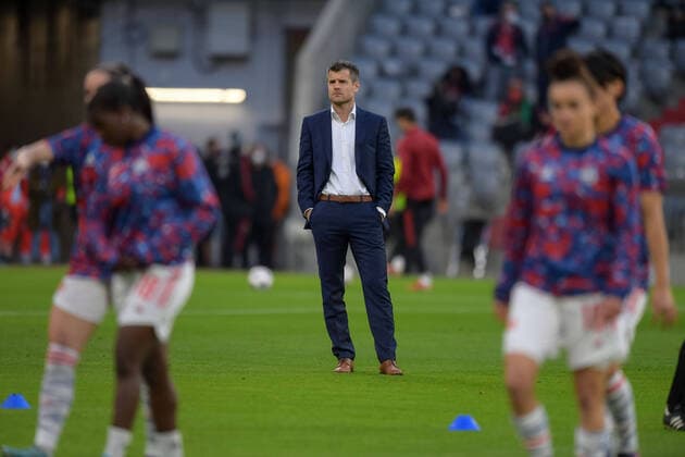 Im Bild Trainer der Frauen des FC Bayern München Jens SCHEUER beobachtet Aufwärmen. München Allianz Arena Bayern Deutschland Copyright: Passion2Press MarkusxFischerx