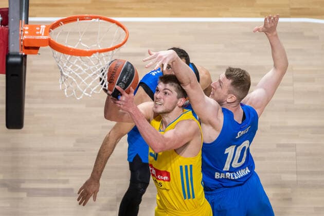 Basketball Berlin 22.03.2022 Saison 2021 2022 Euroleague Regular Season Alba Berlin - FC Barcelona, Barca Ben Lammers (Alba Berlin, No.55) Rolands Smits (Barcelona, No.10)