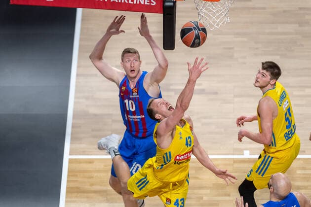 Sport Bilder des Tages Basketball Berlin 22.03.2022 Saison 2021 2022 Euroleague Regular Season Alba Berlin - FC Barcelona, Barca Luke Sikma (Alba Berlin, No.43) Rolands Smits (Barcelona, No.10) Ben Lammers (Alba Berlin, No.55)