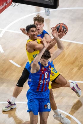 Basketball Berlin 22.03.2022 Saison 2021 2022 Euroleague Regular Season Alba Berlin - FC Barcelona, Barca Maodo Lo (Alba Berlin, No.00) Sergi Martinez (Barcelona, No.08) Rokas Jokubaitis (Barcelona, No.31) hi.
