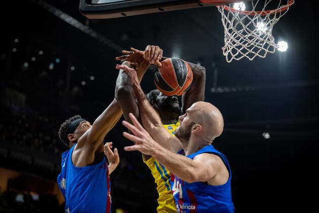 Basketball Berlin 22.03.2022 Saison 2021 2022 Euroleague Regular Season Alba Berlin - FC Barcelona, Barca Christ Koumadje (Alba Berlin, No.21) Nick Calathes (Barcelona, No.99) Brandon Davies (Barcelona, No.00) li.