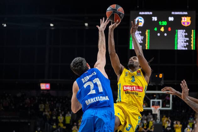 Basketball Berlin 22.03.2022 Saison 2021 2022 Euroleague Regular Season Alba Berlin - FC Barcelona, Barca Jaleen Smith (Alba Berlin, No.03) Alex Abrines (Barcelona, No.21)