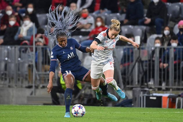 Sport Themen der Woche KW12 Sport Bilder des Tages v.re:Giulia GWINN (FCB), Aktion,Zweikampf gegen Kadidiatou DIANI (PSG). FC Bayern Muenchen - Paris Saint-Germain 1-2 Fussball Champions League der Frauen, Viertelfinale am 22.03.2022, Football Arena Munich. DFL REGULATIONS PROHIBIT ANY USE OF PHOTOGRAPHS AS IMAGE SEQUENCES AND OR QUASI-VIDEO. *** v re Giulia GWINN FCB , action,duel against Kadidiatou DIANI PSG FC Bayern Muenchen Paris Saint Germain 1 2 Football Womens Champions League quarterfinals on 22 03 2022, Football Arena Munich DFL REGULATIONS PROHIBIT ANY USE OF PHOTOGRAPHS AS IMAGE SEQUENCES AND OR QUASI VIDEO