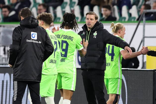 Trainer Florian Kohfeldt mit v.l. Luca Waldschmidt (VfL Wolfsburg,7),Kevin Mbabu (VfL Wolfsburg,19),Xaver Schlager (VfL Wolfsburg,24) - 1 Fussball Bundesliga Saison 2021-2022 Punktspiel VfL Wolfsburg vs. Bayer Leverkusen in der Volkswagen Arena in Wolfsburg - Fussball,Deutschland,Mann,Männer,20.03.2022