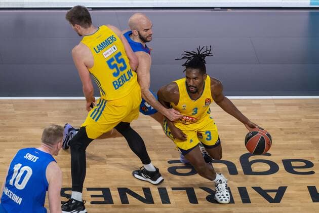 Basketball Berlin 22.03.2022 Saison 2021 2022 Euroleague Regular Season Alba Berlin - FC Barcelona, Barca Jaleen Smith (Alba Berlin, No.03) Nick Calathes (Barcelona, No.99) Ben Lammers (Alba Berlin, No.55)