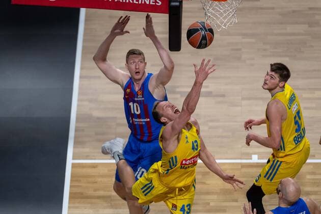 Basketball Berlin 22.03.2022 Saison 2021 2022 Euroleague Regular Season Alba Berlin - FC Barcelona, Barca Luke Sikma (Alba Berlin, No.43) Rolands Smits (Barcelona, No.10) Ben Lammers (Alba Berlin, No.55) re.