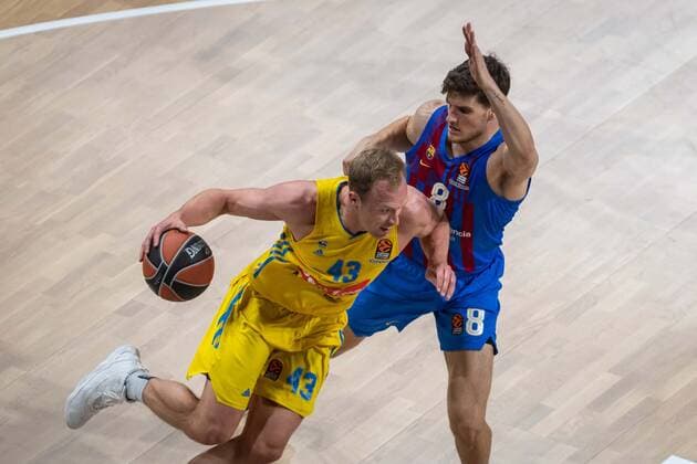 Basketball Berlin 22.03.2022 Saison 2021 2022 Euroleague Regular Season Alba Berlin - FC Barcelona, Barca Luke Sikma (Alba Berlin, No.43) Sergi Martinez (Barcelona, No.08)