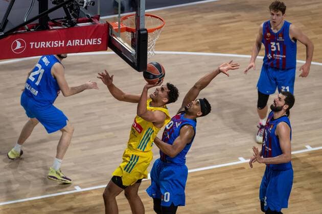 Basketball Berlin 22.03.2022 Saison 2021 2022 Euroleague Regular Season Alba Berlin - FC Barcelona, Barca Oscar Da Silva (Alba Berlin, No.01) Brandon Davies (Barcelona, No.00)