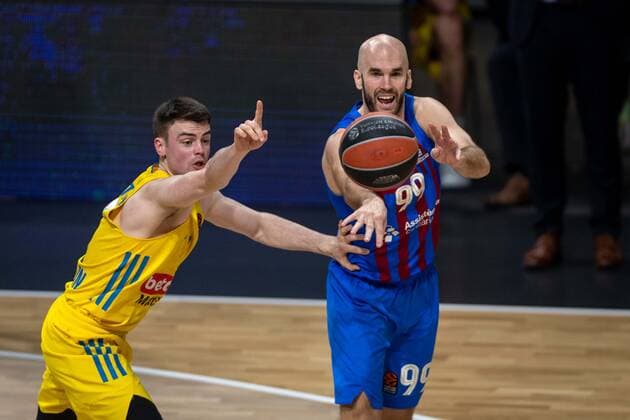 Basketball Berlin 22.03.2022 Saison 2021 2022 Euroleague Regular Season Alba Berlin - FC Barcelona, Barca Nick Calathes (Barcelona, No.99) Jonas Mattisseck (Alba Berlin, No.09)