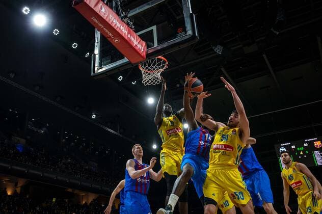 Basketball Berlin 22.03.2022 Saison 2021 2022 Euroleague Regular Season Alba Berlin - FC Barcelona, Barca Javel Zoosman (Alba Berlin, No.50) Nigel Hayes (Barcelona, No.14) Christ Koumadje (Alba Berlin, No.21)