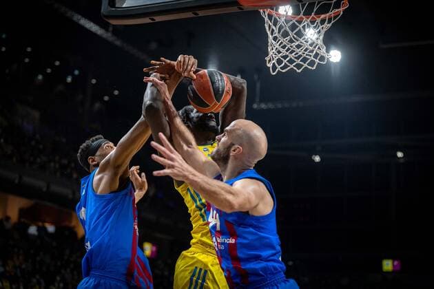 Basketball Berlin 22.03.2022 Saison 2021 2022 Euroleague Regular Season Alba Berlin - FC Barcelona, Barca Christ Koumadje (Alba Berlin, No.21) Nick Calathes (Barcelona, No.99) Brandon Davies (Barcelona, No.00)
