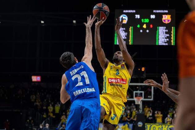 Basketball Berlin 22.03.2022 Saison 2021 2022 Euroleague Regular Season Alba Berlin - FC Barcelona, Barca Jaleen Smith (Alba Berlin, No.03) Alex Abrines (Barcelona, No.21)