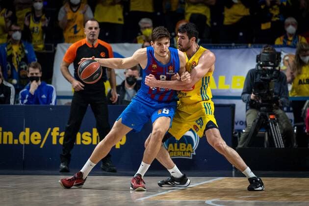 Basketball Berlin 22.03.2022 Saison 2021 2022 Euroleague Regular Season Alba Berlin - FC Barcelona, Barca Sergi Martinez (Barcelona, No.08) Javel Zoosman (Alba Berlin, No.50)