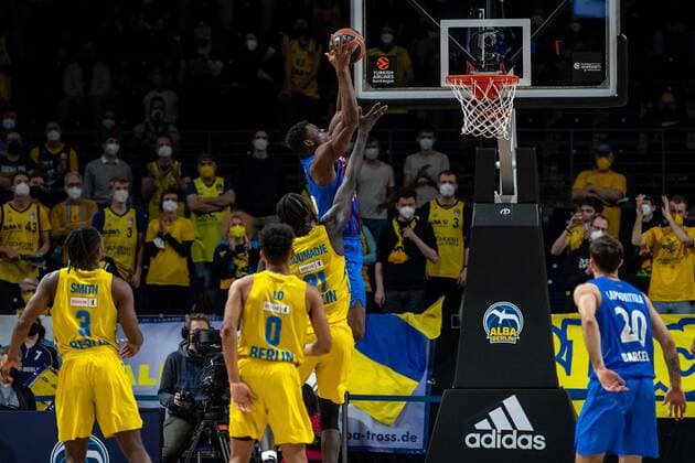 Basketball Berlin 22.03.2022 Saison 2021 2022 Euroleague Regular Season Alba Berlin - FC Barcelona, Barca James Nnaji (Barcelona, No.46) Christ Koumadje (Alba Berlin, No.21)
