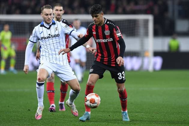 Fußball Europa League Achtelfinale Bayer 04 Leverkusen - Atalanta Bergamo am 17.03.2022 in der BayArena in Leverkusen Piero Hincapie ( Leverkusen ), vorne - Teun Koopmeiners ( Bergamo ), hinten