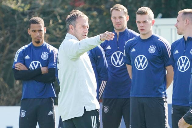 Ansprache Bundestrainer Hansi Flick (Deutschland Germany) an die Mannschaft (Benjamin Henrich, Manuel Neuer, Matthias Ginter, Marc Andre ter Stegen) - Frankfurt 23.03.2022: Training der Deutschen Nationalmannschaft